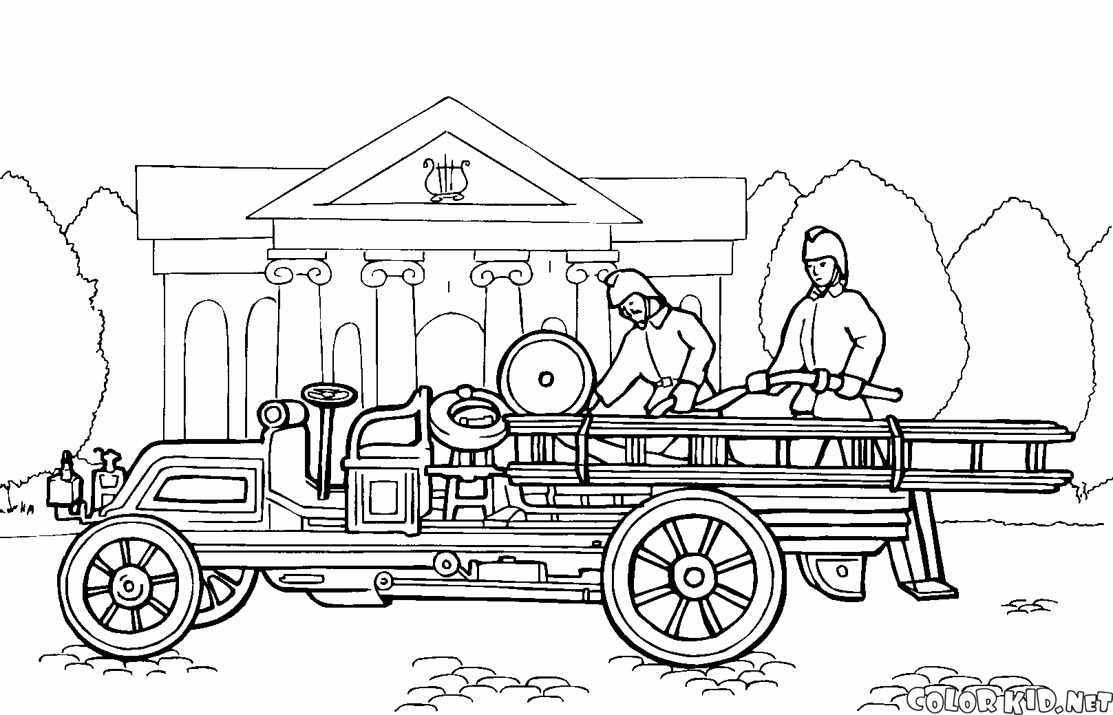 أول شاحنة إطفاء