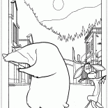 على طول الشارع