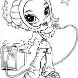 فتاة تغني الكاريوكي