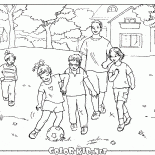 لعب كرة القدم