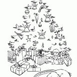 شعر الحيوانات الأليفة نائما بالقرب من شجرة عيد الميلاد