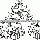 شجرة عيد الميلاد والعديد من الهدايا